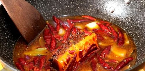 一包火鍋底料搞定麻辣小龍蝦 簡單配料，絕佳風味