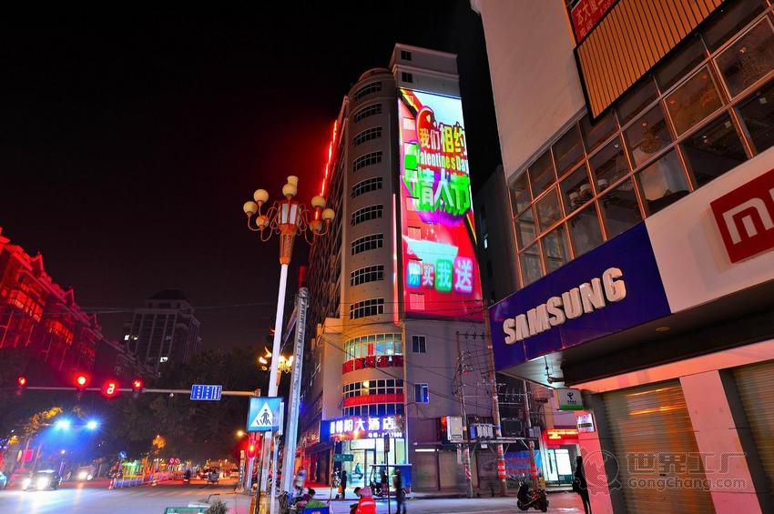 都市巨影 以光為筆，點亮城市夜空——H1都市巨影QJQ-325系列戶外大樓投影機解析